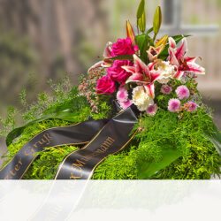 Blumen und Präsente von 123Blumenversand. Angebot "Trauerkranz mit rosa Lilien" ab 74.99 zzgl. Lieferung.