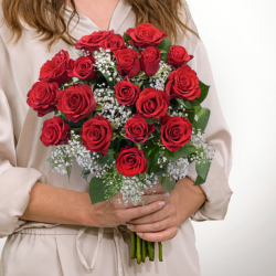 Blumen und Präsente von 123Blumenversand. Angebot "18 rote Rosen mit Schleierkraut" ab 29.99 zzgl. Lieferung.